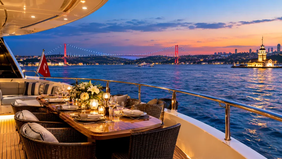 Privater Bosporus-Dinner-Kreuzfahrt und Luxus-Yacht-Charter